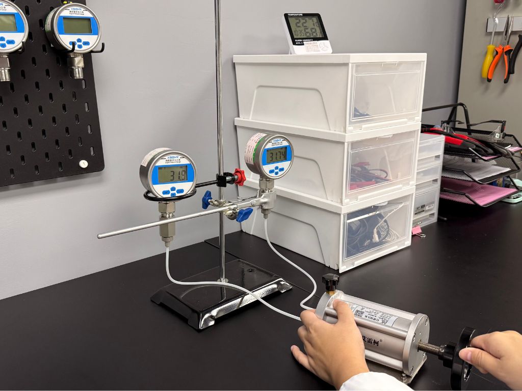 Digital pressure gauge calibration at LuxLab HOKLAS laboratory